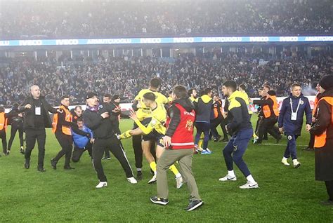 ကွင်းအတွင်း အောင်ပွဲခံနေစဉ် Fenerbahçe ကစားသမားများ တိုက်ခိုက်ခံခဲ့ရသည်။